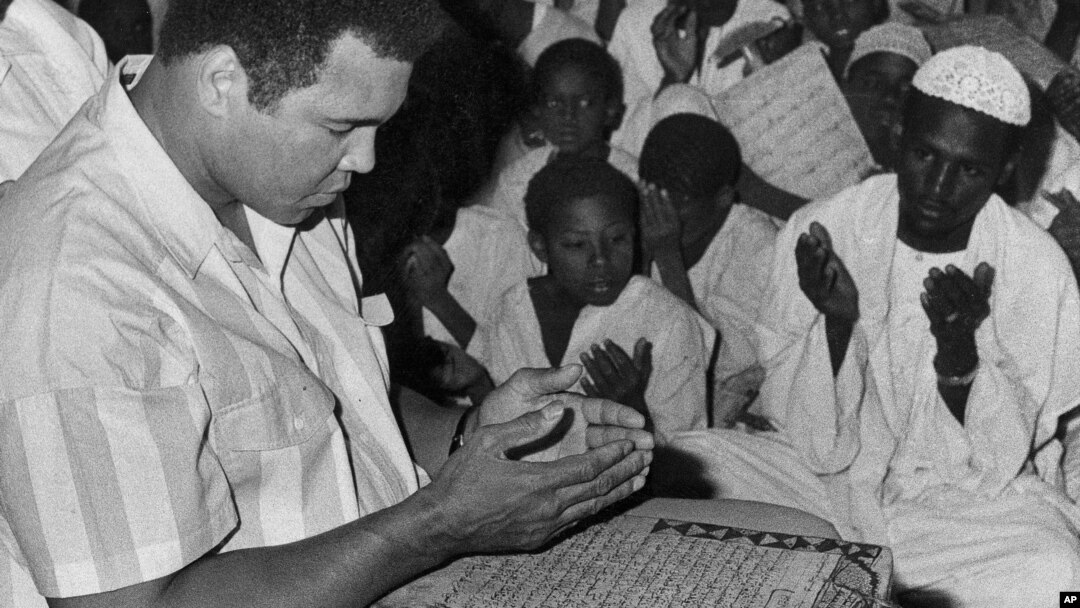 Muhammad Ali berdoa dalam kelas berisi siswa-siswa Muslim di Masjid Dafaalah el Sa'em di Khartoum, Sudan, 23 November 1988. 