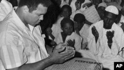 Muhammad Ali berdoa dalam kelas berisi siswa-siswa Muslim di Masjid Dafaalah el Sa'em di Khartoum, Sudan, 23 November 1988. 