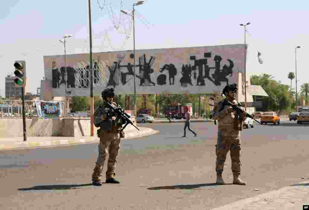 Iroq armiyasi askarlari Bag&#39;doddagi Tahrir maydonini qo&#39;riqlamoqda, 16-iyun, 2014-yil.