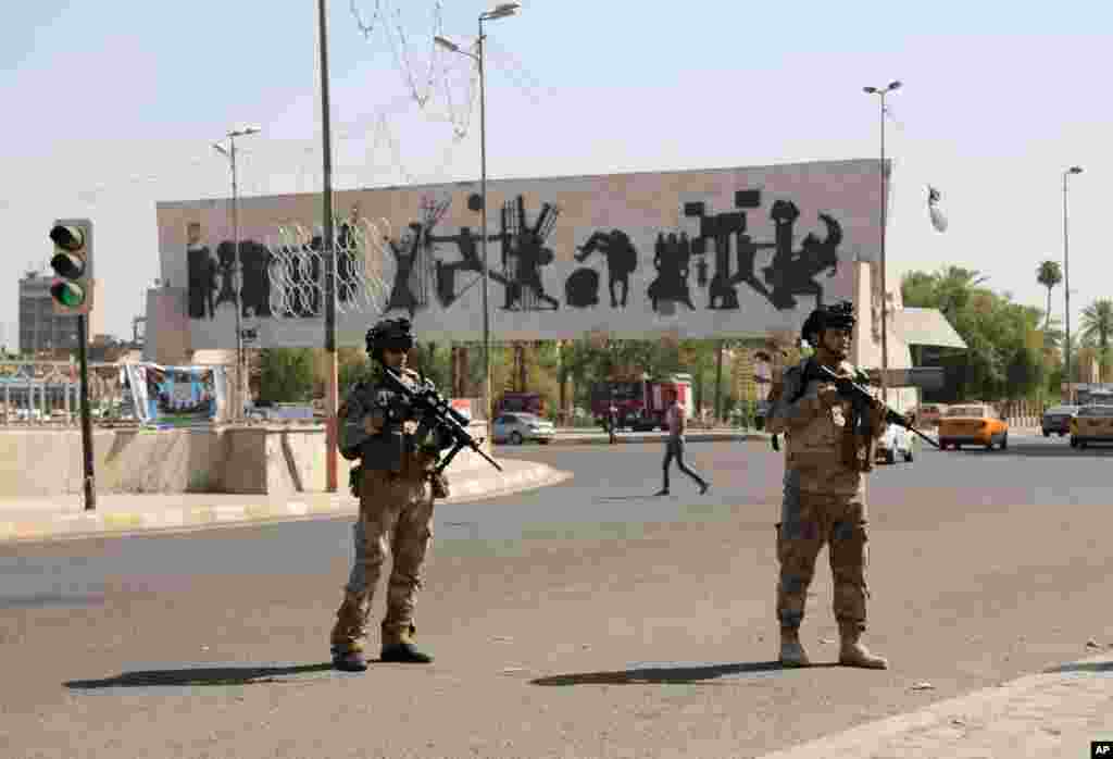 Iraqi army soldiers stand guard at Tahrir Square in Baghdad, June 16, 2014.