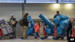 ARHIVA - Putnici na međunarodnom aerodromu u Johanesburgu (Foto:AP Photo/Jerome Delay)