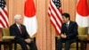 Mataimakin Shugaban Amurka Mike Pence (L) da Firayim Ministan Japan Shinzo Abe (R). Dukansu zasu kasance a wasannin a Koriya ta Kudu