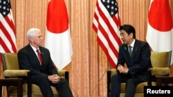 Mataimakin Shugaban Amurka Mike Pence (L) da Firayim Ministan Japan Shinzo Abe (R). Dukansu zasu kasance a wasannin a Koriya ta Kudu