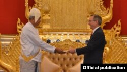  မြန်မာသမ္မတ ဦးထင်ကျော်ထံမြန်မာနိုင်ငံဆိုင်ရာ အမေရိကန်သံအမတ်ကြီး Scot Marciel က ခန့်အပ်လွှာပေးအပ် 