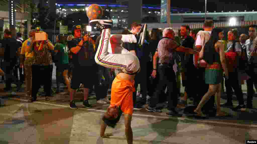 2016 Rio Olympics - Opening Ceremony - Maracana - Rio de Janeiro, Brazil - 05/08/2016. A Colombian performs tricks witha ball outside Maracana ahead of the opening ceremony. (Reuters/Nacho Doce)