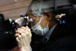 Pendiri dan pengacara Partai Demokrat, Martin Lee, meninggalkan Pengadilan Kowloon Barat di Hong Kong, 16 April 2021. (REUTERS / Tyrone Siu)