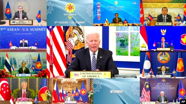 TƯ LIỆU: Tổng thống Mỹ Joe Biden, giữa, phát biểu trong hội nghị trực tuyến của Hiệp hội Các Quốc gia Đông Nam Á (ASEAN) với các nhà lãnh đạo thành viên, ngày 26 tháng 10 năm 2021. 