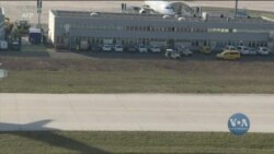 Авіаперевізник AirFrance змушений був скасувати ще два рейси із Парижа до Москви у понеділок. Відео