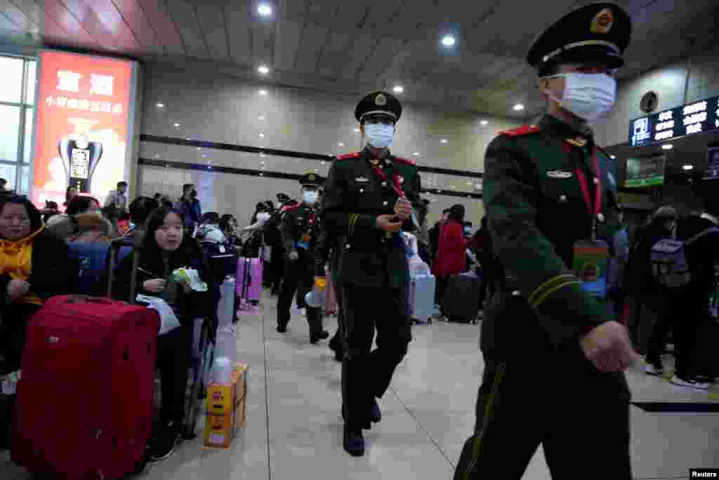 چین کے شہر شنگھائی کے ریلوے اسٹیشن پر تعینات نیم فوجی دستوں نے بھی ماسک پہن کر ڈیوٹی کرنا شروع کردی ہے۔&nbsp; &nbsp;
