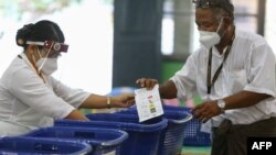 ၂၀၂၀ ေရြးေကာက္ပဲြအတြက္ ေနျပည္ေတာ္ရွိ မဲရံုတခုမွာ မဲမ်ားေရတြက္ေနၾကတဲ့ မဲရံုတာဝန္ရွိသူမ်ား။ (ႏိုဝင္ဘာ ၀၈၊ ၂၀၂၀)