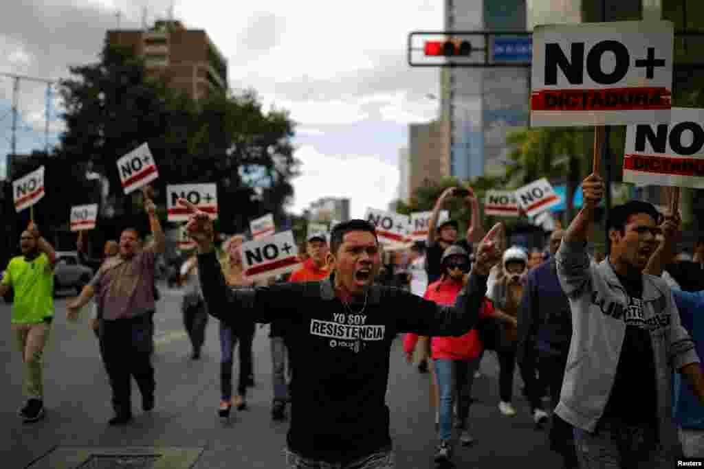 معترضان از نیروهای نظامی درخواست می&zwnj;کنند دست از حمایت مادورو برداشته و به مردم ملحق شوند