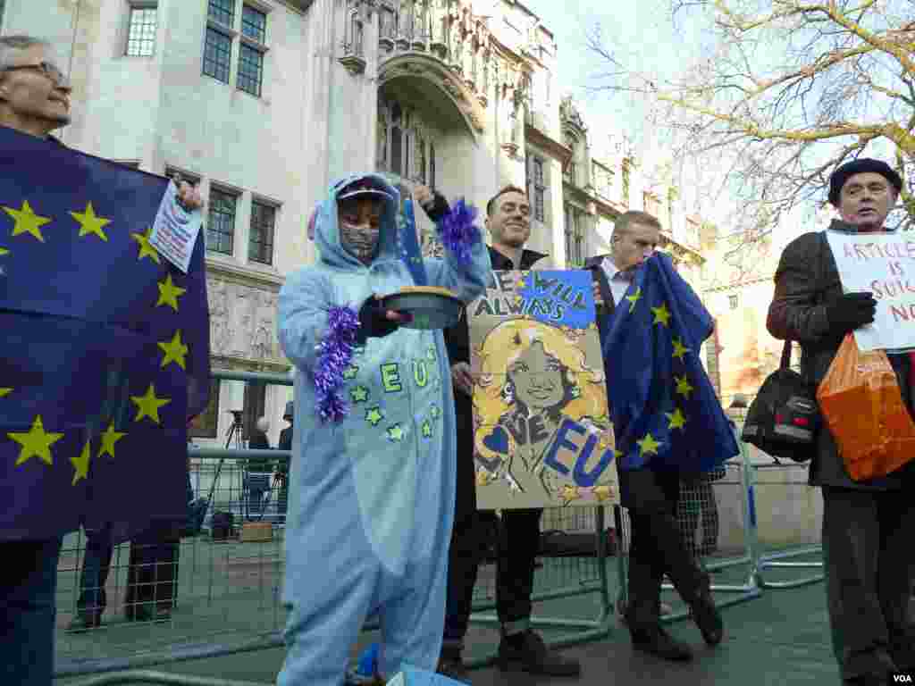 For some, today’s Supreme court ruling is one small victory in the fight for Britain to remain in the EU. (J. Godman/VOA)