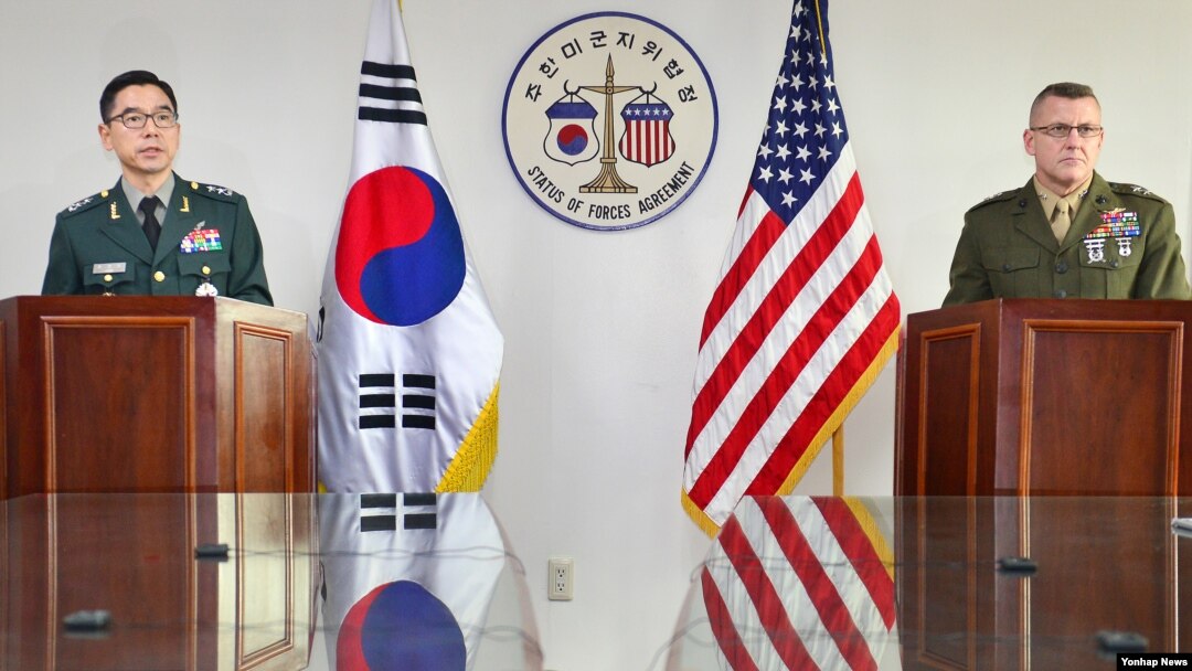 장경수 한국 국방부 정책기획관(왼쪽)과 주한미군사 헤드룬드 기획참모부장이 17일 서울 용산구 주한미군기지에서 '주한미군 오산기지 탄저균 배달사고 관련 미한 합동실무단 운영 결과' 발표를 하고 있다.