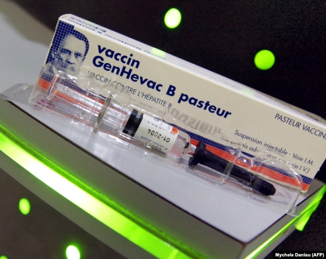 Sebuah botol vaksin Hepatitis B di sebuah apotek. (Foto: AFP/Mychele Daniau)