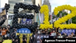 2020年10月25日，大眾在台北的中國銀行大樓前抗議，支持Save12的運動。該運動旨在拯救2020年8月23日試圖乘船從香港逃往台灣而被中國大陸當局抓獲的12 名香港親民主活動人士。（法新社）