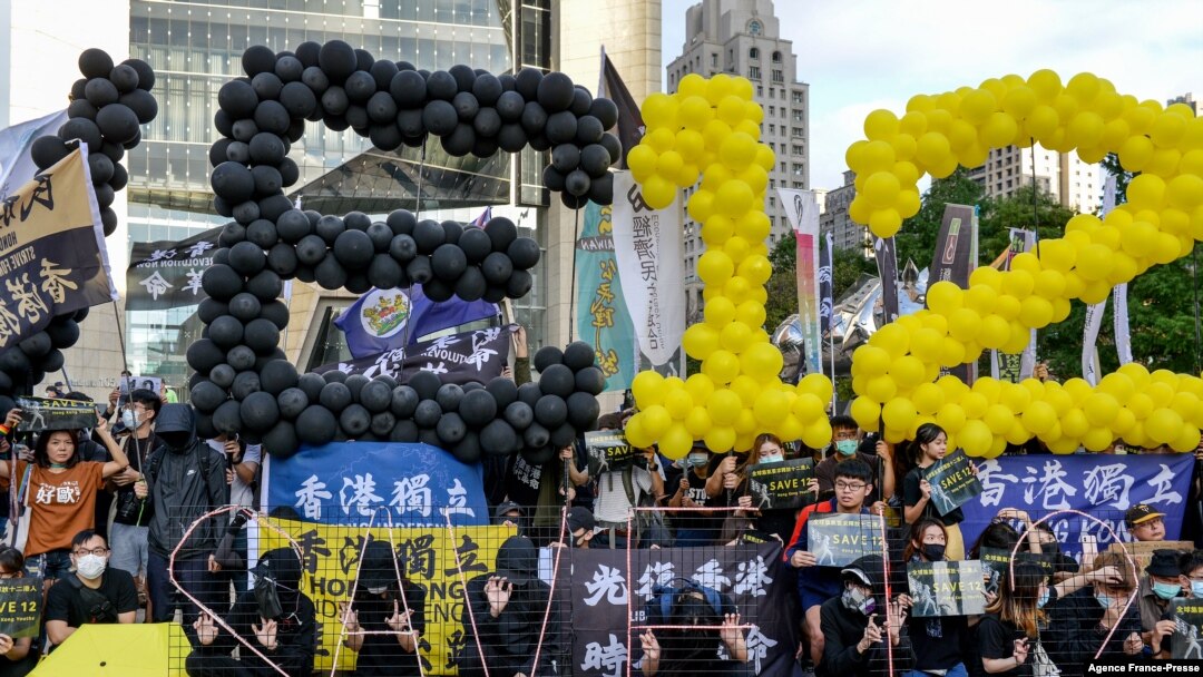 2020年10月25日，大眾在台北的中國銀行大樓前抗議，支持Save12的運動。該運動旨在拯救2020年8月23日試圖乘船從香港逃往台灣而被中國大陸當局抓獲的12 名香港親民主活動人士。（法新社）