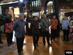 Wapres Jusuf Kalla tur ke gedung KBRI di sela kunjungannya ke Washington, DC (Dok: VOA/Irfan Ihsan)