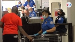 Un pasajero pasa por el punto de control del Aeropuerto Internacional de Miami el 26 de mayo de 2020. Foto: Antoni Belchi