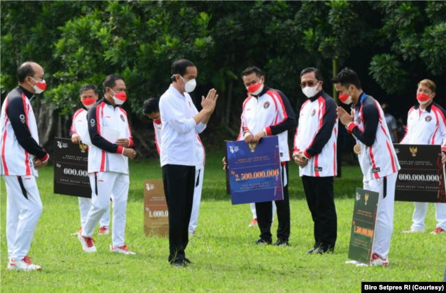 Presiden Jokowi secara simbolis memberikan bonus kepada para atlet yang berlaga di Olimpiade Tokyo 2020, di Istana Kepresidenan Bogor, Jumat (13/8). (Foto: Courtesy/Biro Setpres)