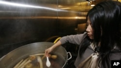 Memasak pho, masakan tradisional Vietnam. Seni memasak secara tradisional memiliki penggemar sendiri di Amerika (foto: dok).