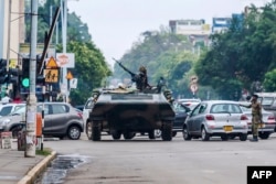 L'armée du Zimbabwe patrouille dans les rues d'Harare, le 15 novembre 2017.