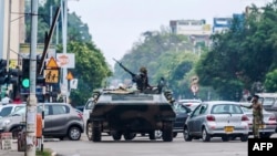 15일 짐바브웨에서 군부 쿠데타가 발생한 가운데, 수도 하라레 도로를 군인들이 통제하고 있다.