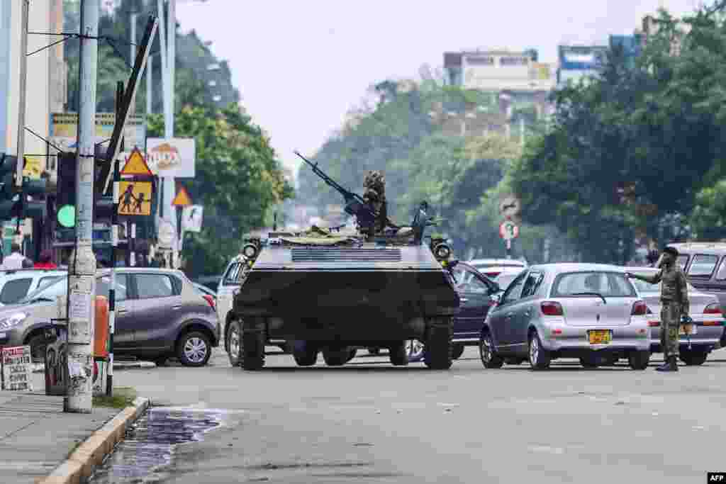 L&#39;armée du Zimbabwe patrouille dans les rues d&#39;Harare, le 15 novembre 2017.