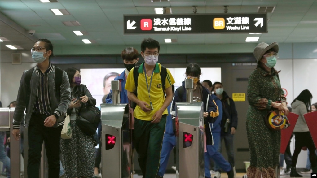 台北捷运站内戴口罩的乘客。新冠病毒疫情导致口岸紧闭，台湾旅游业受到严重影响。（2020年12月29日）(photo:VOA)