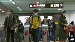 台北捷运站内戴口罩的乘客。新冠病毒疫情导致口岸紧闭，台湾旅游业受到严重影响。（2020年12月29日）