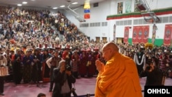 Dalai Lama merayakan Tahun Baru Tibet bersama kelompok Tibet di Minneapolis, AS. 