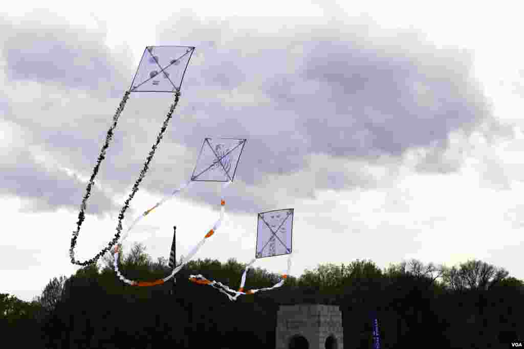 Diều thủ công rất đa dạng về hình dạng, kích thước, màu sắc. Các con diều sẽ được điều khiển bằng một sợi dây chính sao cho có thể theo đúng hướng gió bay lên.