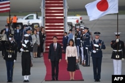 기시다 후미오 일본 총리(왼쪽)와 그의 배우자 기시다 유코가 8일 메릴랜드주 앤드류스 합동 기지에 도착했다.