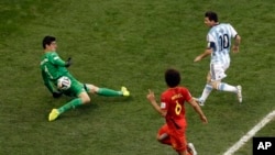 Penjaga gawang Belgia Thibaut Courtois menahan tendangan pemain Argentina Lionel Messi dalam pertandingan Piala Dunia di Brasilia, Brazil (5/7). (AP/Thanassis Stavrakis)