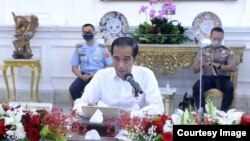 Presiden Jokowi dalam rapat terbatas di Istana Merdeka Jakarta , Senin (3/8) (Setpres RI)