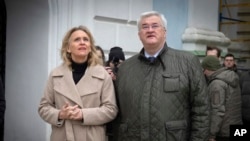 La ministra de Asuntos Exteriores de Islandia, Thorgerdur Katrin Gunnarsdottir (izquierda), y el ministro de Asuntos Exteriores de Ucrania, Andriiy Sybiha, en la entrada del Monasterio de San Miguel en Kiev, Ucrania, el martes 7 de enero de 2025. (Foto AP/Efrem Lukatsky)