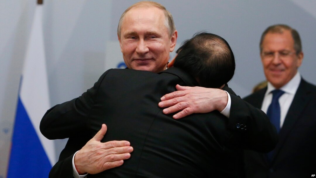 Tổng thống Nga Vladimir Putin vàThủ tướng Việt Nam Nguyễn Xuân Phúc trong cuộc gặp bên lề Hội nghị thượng đỉnh ASEAN - Nga ở thành phố nghỉ mát Sochi hôm 19/5. 