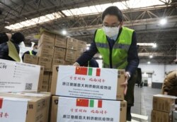浙江省杭州国际机场的工作人员在搬运送给意大利的抗疫医疗用品。（2020年3月10日）