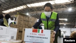浙江省杭州国际机场的工作人员在搬运送给意大利的抗疫医疗用品。（2020年3月10日）