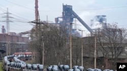 ARCHIVO - Vagones de acero en bobina antes del transporte en la fábrica principal del productor de acero Thyssenkrupp en Duisburg, Alemania, el martes 4 de febrero de 2025. AP