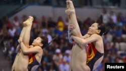 China's He Zi and Wu Minxia (R) perform their dive during the women's synchronised 3m springboard final at the London 2012 Olympic Games at the Aquatics Centre July 29, 2012.