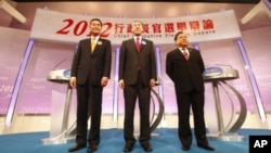 香港特別行政區行政長官候選人2012年3月16日進行電視辯論後合影。從左至右：梁振英，唐英年，何俊仁(資料照片)
