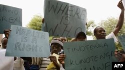 Des docteurs et des infirmières manifestent à Harare, le 18 novembre 2008.