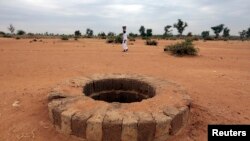 Selon les ONG des droits humains, des cadavres de présumés rebelles ont été jetés dans ce puits, à Sévaré (28 janvier 2013) 