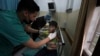 Seorang petugas medis merawat seorang anak laki-laki yang terluka setelah ledakan di kota Beit Lahiya, Jalur Gaza utara, pada hari Senin, 10 Mei 2021, selama konflik antara Hamas dan Israel. (Foto: AP / Mohammed Ali)