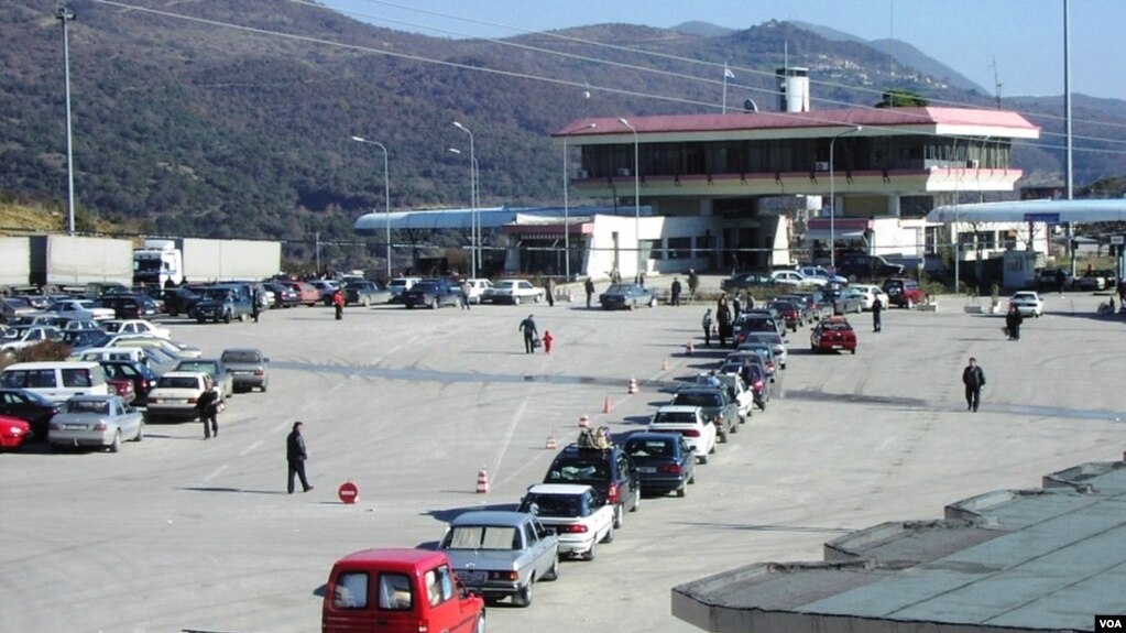 Qeveria rimburson shqiptarët që morën gjoba se kaluan afatet jashtë vendit