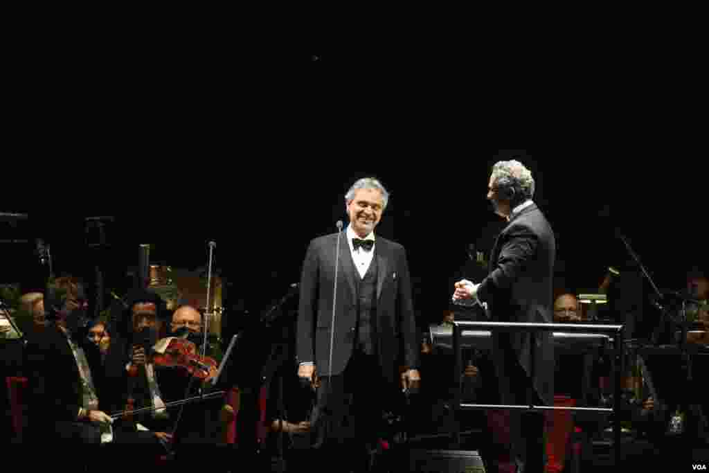 El tenor italiano Andrea Bocelli durante su concierto en Washington como parte de su gira 2013 por Estados Unidos.