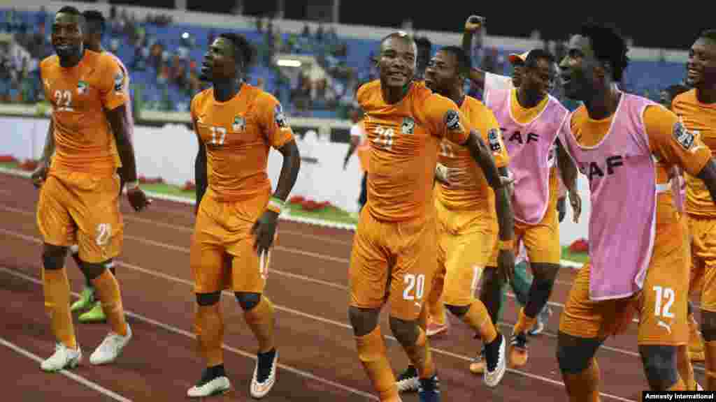 L&#39;équipe de la Cote d&#39;Ivoire célèbre après sa victoire sur l&#39;Aglérie (3-1) en quarts de finale de la CAN 2015, le 1er février 2015.