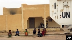 A Kidal, des enfants regardent passer un véhicule de la MINUSMA. (Archives)