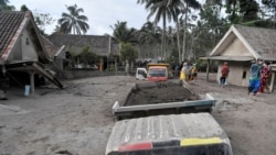 Camiones sepultados bajo las cenizas del volcán Semeru, en la isla de Java, Indonesia, el 5 de diciembre de 2021.