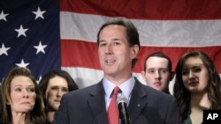 Acompañado de su familia, el ex Senador por el Estado de Pensilvania, Rcik Santorum anuncia la suspensión de su candidatura a la presidencia. 
